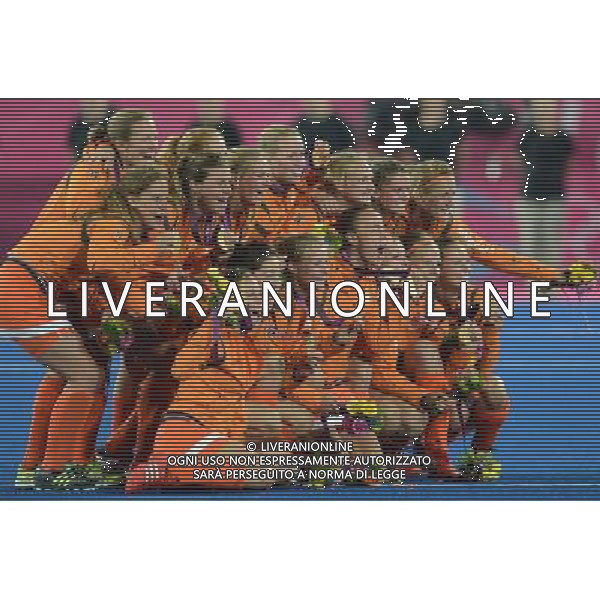 (120810) -- LONDON, Aug. 10, 2012 () -- Gold medalists players of the Netherlands celebrate at the awarding ceremony of women\'s hockey event at London 2012 Olympic Games, London, Britain, Aug. 10, 2012. (/Wang Yuguo) AG ALDO LIVERANI S A S ONLY ITALY