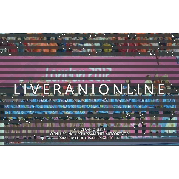 (120810) -- LONDON, Aug. 10, 2012 () -- Silver medalists players of Argentina celebrate at the awarding ceremony of women\'s hockey event at London 2012 Olympic Games, London, Britain, Aug. 10, 2012. (/Wang Yuguo) AG ALDO LIVERANI S A S ONLY ITALY