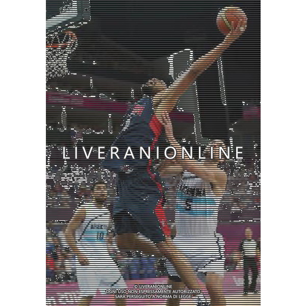 (120810) -- LONDON, Aug. 10, 2012 () -- Tyson Chandler (C) of the United States jumps for the ball during the men\'s basketball semifinal match between the United States and Argentina at London 2012 Olympic Games, London, Britain, Aug. 10, 2012. The United States won the match 109-83 and advanced to the final. (/Meng Yongmin) AG ALDO LIVERANI S A S ONLY ITALY