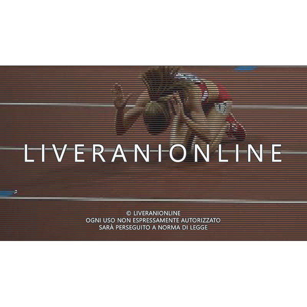 (120810) -- LONDON, Aug. 10, 2012 () -- Morgan Uceny of USA kneels on the track after falling during women\'s 1500m final at London 2012 Olympic Games, London, Britain, Aug. 10, 2012. Uceny did not complete the competition. (/Wang Jianhua)(zgp) AG ALDO LIVERANI S A S ONLY ITALY