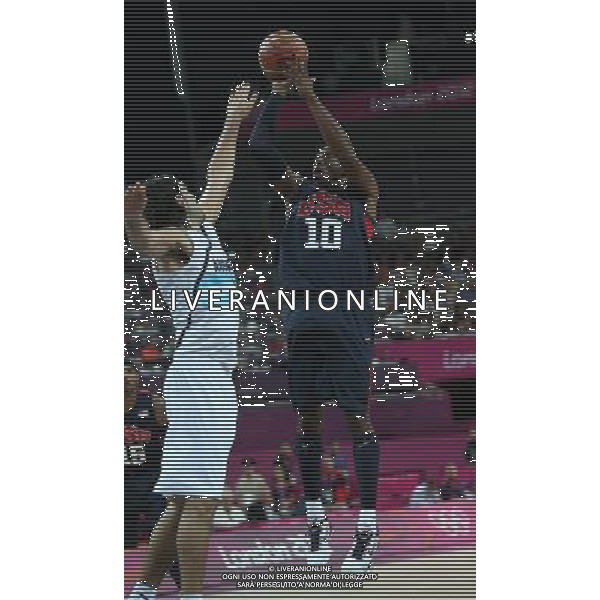 (120810) -- LONDON, Aug. 10, 2012 () -- Kobe Bryant (R) of the United States goes up for the basket during the men\'s basketball semifinal match between the United States and Argentina at London 2012 Olympic Games, London, Britain, Aug. 10, 2012. The United States won the match 109-83 and advanced to the final. (/Meng Yongmin) AG ALDO LIVERANI S A S ONLY ITALY