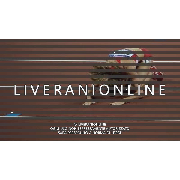 (120810) -- LONDON, Aug. 10, 2012 () -- Morgan Uceny of USA kneels on the track after falling during women\'s 1500m final at London 2012 Olympic Games, London, Britain, Aug. 10, 2012. Uceny did not complete the competition. (/Wang Jianhua)(zgp) AG ALDO LIVERANI S A S ONLY ITALY