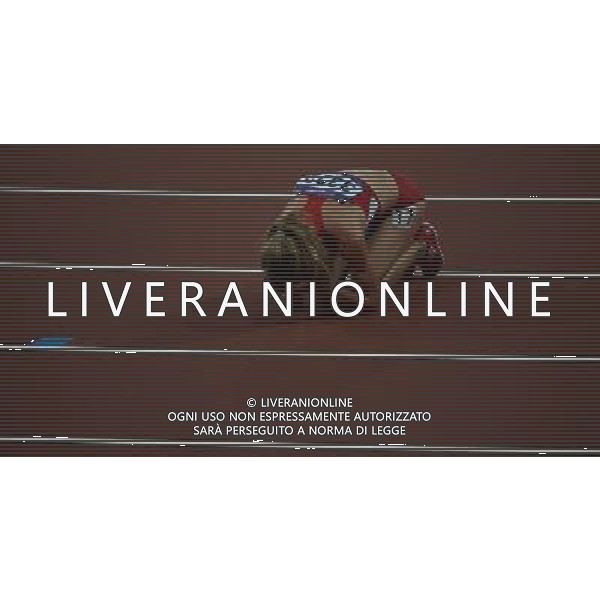 (120810) -- LONDON, Aug. 10, 2012 () -- Morgan Uceny of USA kneels on the track after falling during women\'s 1500m final at London 2012 Olympic Games, London, Britain, Aug. 10, 2012. Uceny did not complete the competition. (/Wang Jianhua)(zgp) AG ALDO LIVERANI S A S ONLY ITALY