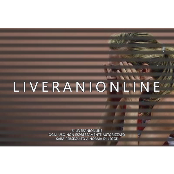 (120810) -- LONDON, Aug. 10, 2012 () -- Morgan Uceny of USA kneels on the track after falling during women\'s 1500m final at London 2012 Olympic Games, London, Britain, Aug. 10, 2012. Uceny did not complete the competition. (/Wang Jianhua)(zgp) AG ALDO LIVERANI S A S ONLY ITALY