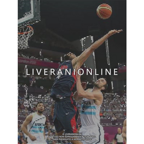 (120810) -- LONDON, Aug. 10, 2012 () -- Tyson Chandler (C) of the United States jumps for the ball during the men\'s basketball semifinal match between the United States and Argentina at London 2012 Olympic Games, London, Britain, Aug. 10, 2012. The United States won the match 109-83 and advanced to the final. (/Meng Yongmin) AG ALDO LIVERANI S A S ONLY ITALY