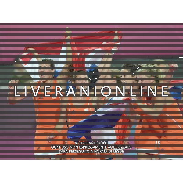 (120810) -- LONDON, Aug. 10, 2012 () -- Players of the Netherlands celebrate after winning the women\'s hockey gold medal match between the Netherlands and Argentina at London 2012 Olympic Games, London, Britain, Aug. 10, 2012. The Netherlands claimed the gold medal of the event. (/Wang Yuguo) AG ALDO LIVERANI S A S ONLY ITALY