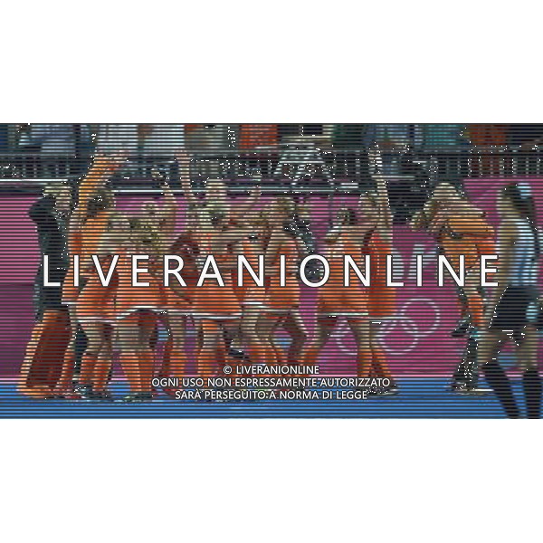 (120810) -- LONDON, Aug. 10, 2012 () -- Players of the Netherlands celebrate after winning the women\'s hockey gold medal match between the Netherlands and Argentina at London 2012 Olympic Games, London, Britain, Aug. 10, 2012. The Netherlands claimed the gold medal of the event. (/Wang Yuguo) AG ALDO LIVERANI S A S ONLY ITALY