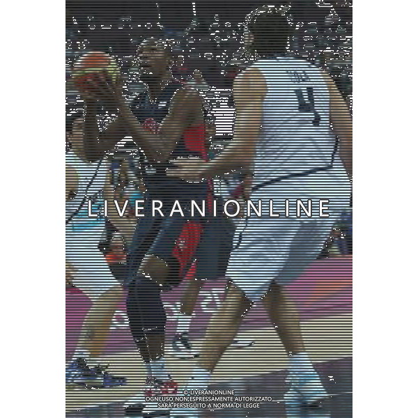 (120810) -- LONDON, Aug. 10, 2012 () -- Kevin Durant of the United States (L) controls the ball during the men\'s basketball semifinal match between the United States and Argentina at London 2012 Olympic Games, London, Britain, Aug. 10, 2012. (/Meng Yongmin) AG ALDO LIVERANI S A S ONLY ITALY