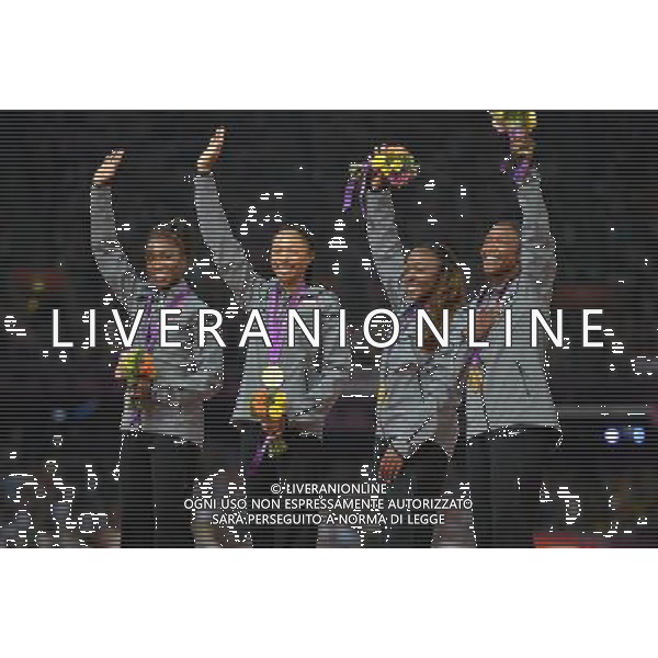 (120810) -- LONDON, Aug. 10, 2012 () -- Tianna Madison, Allyson Felix, Bianca Knight and Carmelita Jeter (from L to R) of U.S. pose at awarding ceremony of women\'s 4x100m relay at London 2012 Olympic Games, London, Britain, Aug. 10, 2012. The U.S. team won gold medal in this event with a new world record of 40.82. (/Gesang Dawa)(zgp) AG ALDO LIVERANI S A S ONLY ITALY