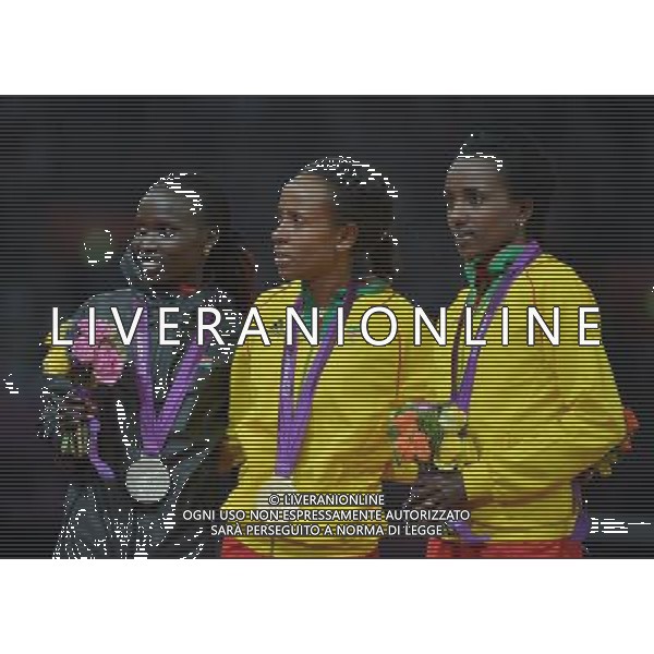 (120810) -- LONDON, Aug. 10, 2012 () -- Gold medalist Meseret Defar (C) of Ethiopia, silver medalist Vivian Jepkemoi Cheruiyot (L) of Kenya, and bronze medalist Tirunesh Dibaba of Ethiopia pose at awarding ceremony of women\'s 5000m event at London 2012 Olympic Games, London, Britain, Aug. 10, 2012. (/Gesang Dawa)(zgp) AG ALDO LIVERANI S A S ONLY ITALY