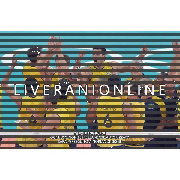 (120810) -- LONDON, Aug. 10, 2012 () -- Players of Brazil celebrate after winning the men\'s volleyball semifinal match between Brazil and Italy at London 2012 Olympic Games, London, Britain, Aug. 10, 2012. Brazil won the match 3-0. (/Fan Jun) AG ALDO LIVERANI S A S ONLY ITALY