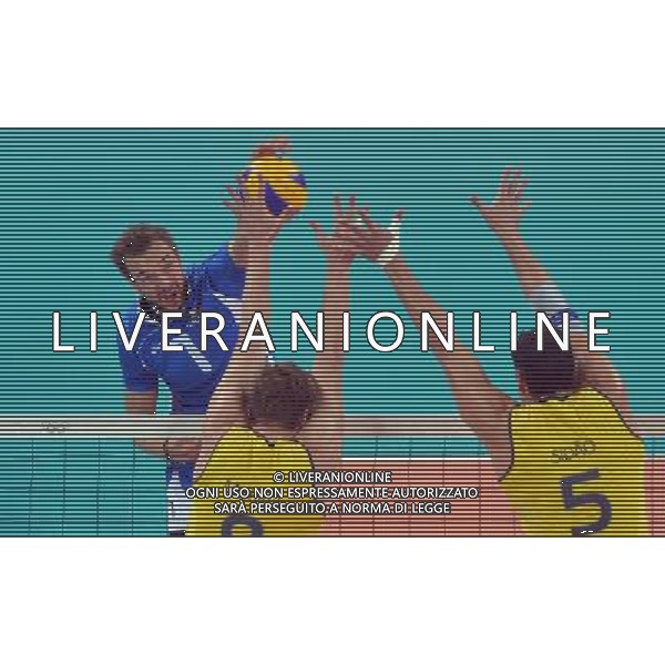 (120810) -- LONDON, Aug. 10, 2012 () -- Michal Lasko of Italy (L) smashes the ball during the men\'s volleyball semifinal match between Brazil and Italy at London 2012 Olympic Games, London, Britain, Aug. 10, 2012. Brazil won the match 3-0. (/Fan Jun) AG ALDO LIVERANI S A S ONLY ITALY