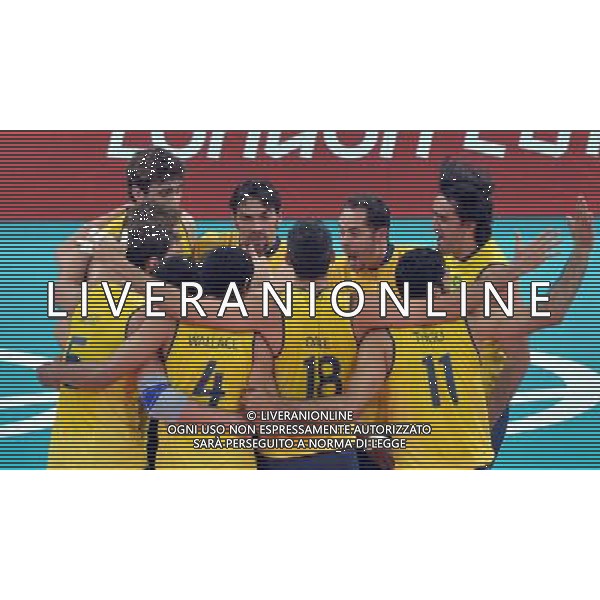 (120810) -- LONDON, Aug. 10, 2012 () -- Players of Brazil celebrate after winning the men\'s volleyball semifinal match between Brazil and Italy at London 2012 Olympic Games, London, Britain, Aug. 10, 2012. Brazil won the match 3-0. (/Fan Jun) AG ALDO LIVERANI S A S ONLY ITALY
