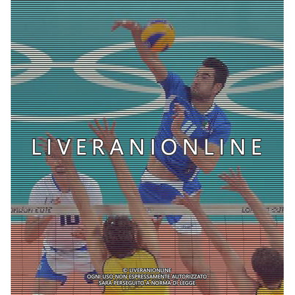 (120810) -- LONDON, Aug. 10, 2012 () -- Cristian Savani of Italy (top) smashes the ball during the men\'s volleyball semifinal match between Brazil and Italy at London 2012 Olympic Games, London, Britain, Aug. 10, 2012. Brazil won the match 3-0. (/Fan Jun) AG ALDO LIVERANI S A S ONLY ITALY