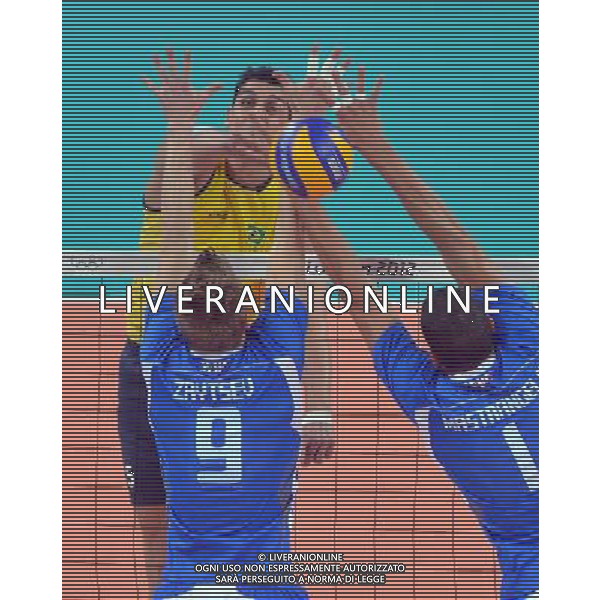 (120810) -- LONDON, Aug. 10, 2012 () -- Sidnei dos Santos Junior of Brazil (top) smashes the ball during the men\'s volleyball semifinal match between Brazil and Italy at London 2012 Olympic Games, London, Britain, Aug. 10, 2012. Brazil won the match 3-0. (/Fan Jun) AG ALDO LIVERANI S A S ONLY ITALY