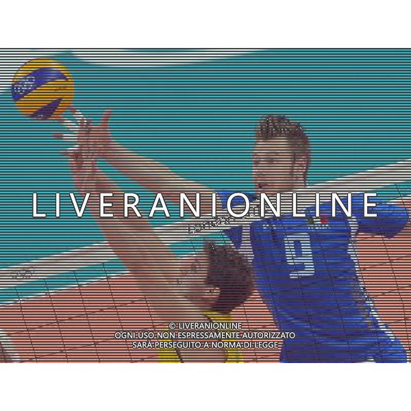 (120810) -- LONDON, Aug. 10, 2012 () -- Ivan Zaytsev of Italy (R) blocks the ball during the men\'s volleyball semifinal match between Brazil and Italy at London 2012 Olympic Games, London, Britain, Aug. 10, 2012. Brazil won the match 3-0. (/Fan Jun) AG ALDO LIVERANI S A S ONLY ITALY