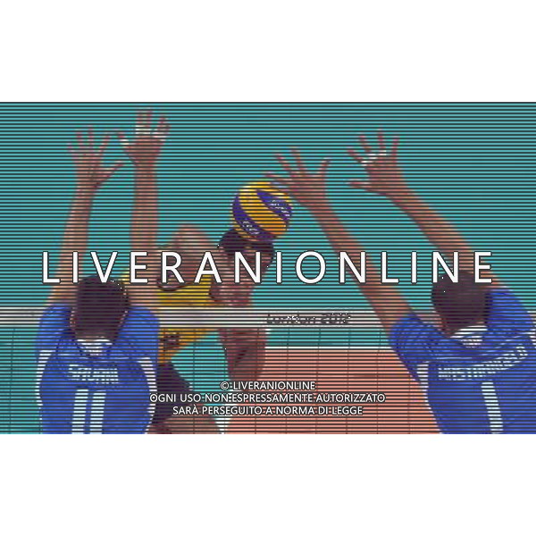 (120810) -- LONDON, Aug. 10, 2012 () -- Wallace de Souza of Brazil (C) smashes the ball during the men\'s volleyball semifinal match between Brazil and Italy at London 2012 Olympic Games, London, Britain, Aug. 10, 2012. Brazil won the match 3-0. (/Fan Jun) AG ALDO LIVERANI S A S ONLY ITALY