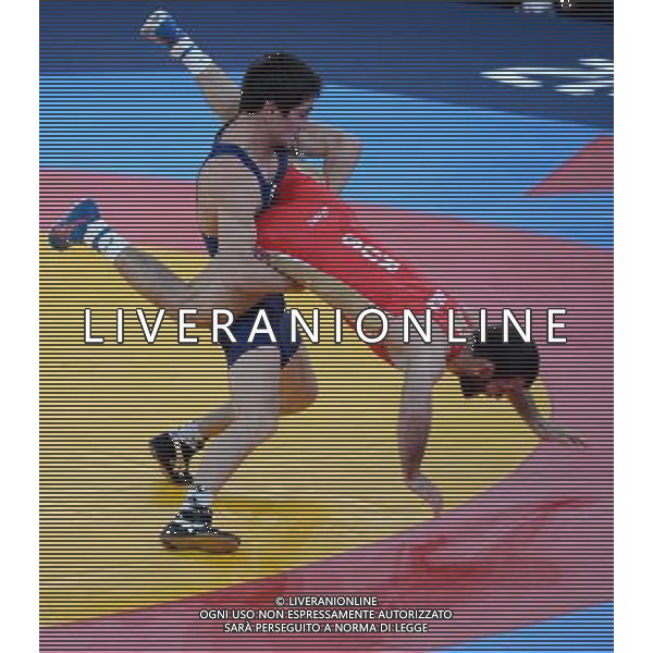 (120810) -- LONDON, Aug. 10, 2012 () -- Dzhamal Otarsultanov of Russia (red) competes with Vladimer Khinchegashvili of Georgia during the gold medal match of men\'s freestyle 55kg of Wrestling event at London 2012 Olympic Games in London, Britain, on August 10, 2012. Dzhamal Otarsultanov of Russia won the match and claimed the gold medal of the event. (/Guo Yong) AG ALDO LIVERANI S A S ONLY ITALY