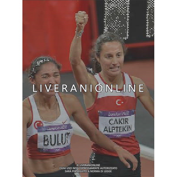 (120810) -- LONDON, Aug. 10, 2012 () -- Asli Cakir Alptekin (R) of Turkey celebrates with teammate Gamze Bulut after women\'s 1500m final at London 2012 Olympic Games, London, Britain, Aug. 10, 2012. Asli Cakir Alptekin won gold medal with 4:10.23. (/Gong Lei)(zgp) AG ALDO LIVERANI S A S ONLY ITALY