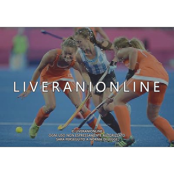 (120810) -- LONDON, Aug. 10, 2012 () -- Florencia Habif of Argentina (C) breaks through during the women\'s hockey gold medal match between the Netherlands and Argentina at London 2012 Olympic Games, London, Britain, Aug. 10, 2012. (/Wang Yuguo) AG ALDO LIVERANI S A S ONLY ITALY