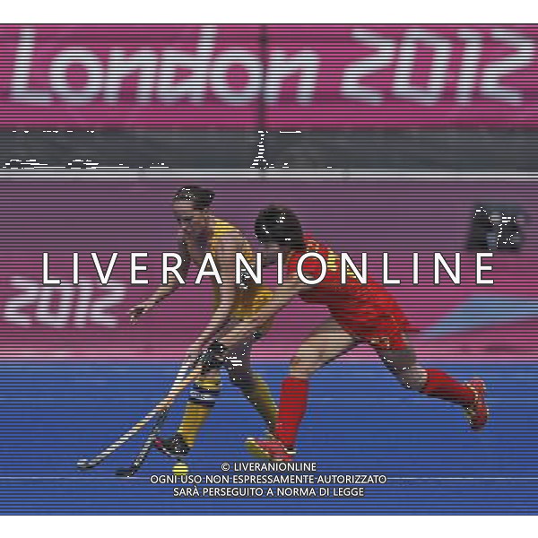 (120810) -- LONDON, Aug. 10, 2012 () -- De Jiaojiao of China (R) competes with Madonna Blyth of Australia during women\'s hocky classification 5th-6th match between China and Australia, at London 2012 Olympic Games in London, Britain, on August 10, 2012. Australia won 2-0. (/Shen Bohan) (nxl) ©photoshot/Agenzia Aldo Liverani Sas - ITALY ONLY - GIOCHI OLIMPICI, OLIMPIADI LONDRA 2012