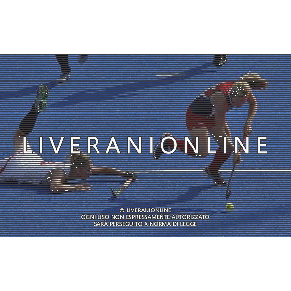 (120810) -- LONDON, Aug. 10, 2012 () -- Keli Simth-Puzo of USA (R) competes during women\'s hockey classification 11th-12th match between Belgium and USA, at London 2012 Olympic Games in London, Britain, on August 10, 2012. Belgium won 2-1. (/Shen Bohan) (nxl) ©photoshot/Agenzia Aldo Liverani Sas - ITALY ONLY - GIOCHI OLIMPICI, OLIMPIADI LONDRA 2012