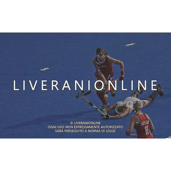 (120810) -- LONDON, Aug. 10, 2012 () -- Katherine Reinprecht of USA (L) competes during women\'s hockey classification 11th-12th match between Belgium and USA, at London 2012 Olympic Games in London, Britain, on August 10, 2012. Belgium won 2-1. (/Shen Bohan) (nxl) ©photoshot/Agenzia Aldo Liverani Sas - ITALY ONLY - GIOCHI OLIMPICI, OLIMPIADI LONDRA 2012