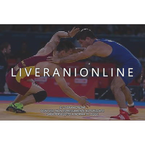 (120810) -- LONDON, Aug. 10, 2012 () -- Zhang Chongyao of China (in red) competes with Gabor Hatos of Hungary (in blue) during men\'s wrestling freestyle 74kg 1/8 finals contest, at London 2012 Olympic Games in London, Britain, on August 10, 2012. Gabor Hatos of Hungary won. (/Jin Liwang) (nxl) ©photoshot/Agenzia Aldo Liverani Sas - ITALY ONLY - GIOCHI OLIMPICI, OLIMPIADI LONDRA 2012