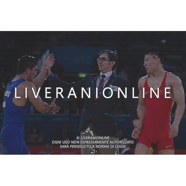 (120810) -- LONDON, Aug. 10, 2012 () -- Gabor Hatos of Hungary (in blue) defeats Zhang Chongyao of China during men\'s wrestling freestyle 74kg 1/8 finals contest, at London 2012 Olympic Games in London, Britain, on August 10, 2012. Gabor Hatos of Hungary won. (/Jin Liwang) (nxl) ©photoshot/Agenzia Aldo Liverani Sas - ITALY ONLY - GIOCHI OLIMPICI, OLIMPIADI LONDRA 2012