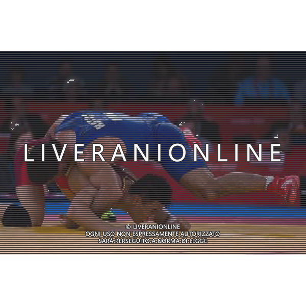 (120810) -- LONDON, Aug. 10, 2012 () -- Zhang Chongyao of China (in red) competes with Gabor Hatos of Hungary (in blue) during men\'s wrestling freestyle 74kg 1/8 finals contest, at London 2012 Olympic Games in London, Britain, on August 10, 2012. Gabor Hatos of Hungary won. (/Jin Liwang) (nxl) ©photoshot/Agenzia Aldo Liverani Sas - ITALY ONLY - GIOCHI OLIMPICI, OLIMPIADI LONDRA 2012