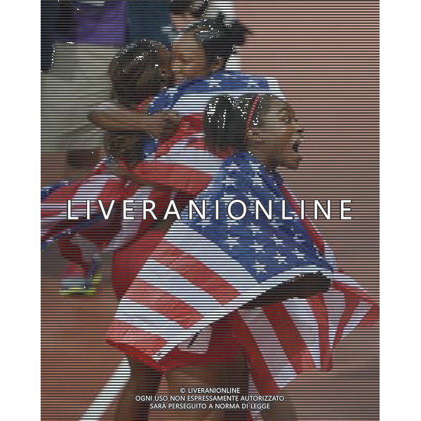 (120810) -- LONDON, Aug. 10, 2012 () -- The U.S. runners celebrate after women\'s 4x100m relay final at London 2012 Olympic Games, London, Britain, Aug. 10, 2012. The U.S. team won gold medal in this event with a new world record of 40.82. (/Gong Lei)(zgp) ©photoshot/Agenzia Aldo Liverani Sas - ITALY ONLY - GIOCHI OLIMPICI, OLIMPIADI LONDRA 2012