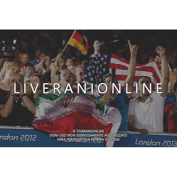 (120810) -- LONDON, Aug. 10, 2012 () -- The audience cheer for wrestlers while watching the men\'s wrestling freestyle 74kg semifinal competition between Denis Tsargush of Russia and Jordan Ernest Burroughs of USA at London 2012 Olympic Games in London, Britain, on August 10, 2012. (/Jin Liwang) ©photoshot/Agenzia Aldo Liverani Sas - ITALY ONLY - GIOCHI OLIMPICI, OLIMPIADI LONDRA 2012