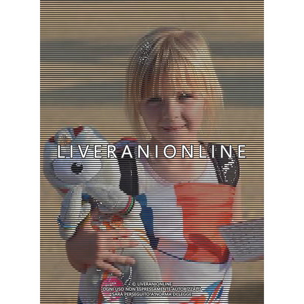 (120810) -- LONDON, Aug. 10, 2012 () -- A girl, with mascot of London Olympics Wenlock in hand, pose for cameras at the Olympic Park in London, Britain, Aug. 10, 2012. (/Yang Zongyou) ©photoshot/Agenzia Aldo Liverani Sas - ITALY ONLY - GIOCHI OLIMPICI, OLIMPIADI LONDRA 2012