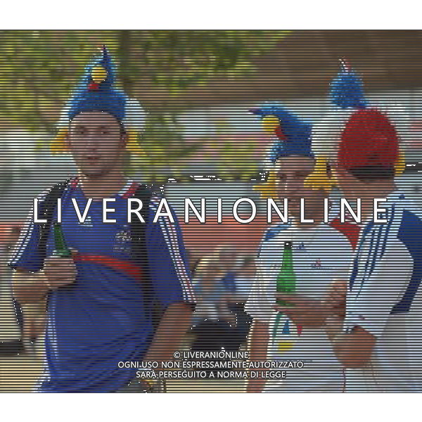(120810) -- LONDON, Aug. 10, 2012 () -- Fans of team France are seen at the Olympic Park during London 2012 Olympic Games, London, Britain, Aug. 10, 2012. (/Yang Zongyou) ©photoshot/Agenzia Aldo Liverani Sas - ITALY ONLY - GIOCHI OLIMPICI, OLIMPIADI LONDRA 2012