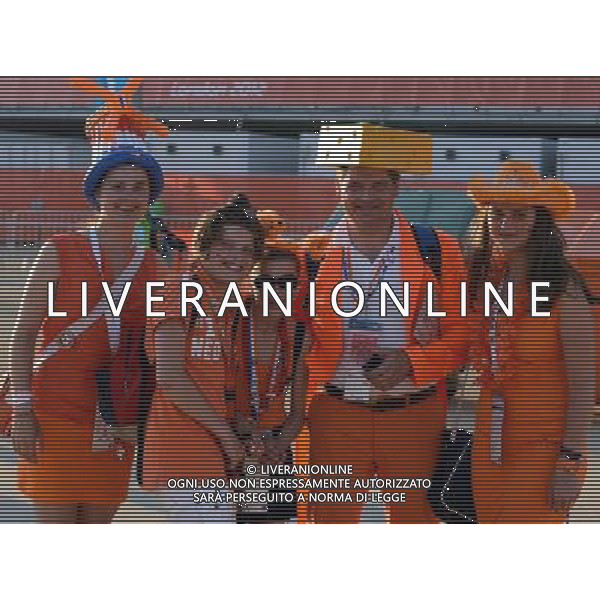 (120810) -- LONDON, Aug. 10, 2012 () -- Fans of team the Netherlands pose for cameras at the Olympic Park during London 2012 Olympic Games, London, Britain, Aug. 10, 2012. (/Yang Zongyou) ©photoshot/Agenzia Aldo Liverani Sas - ITALY ONLY - GIOCHI OLIMPICI, OLIMPIADI LONDRA 2012