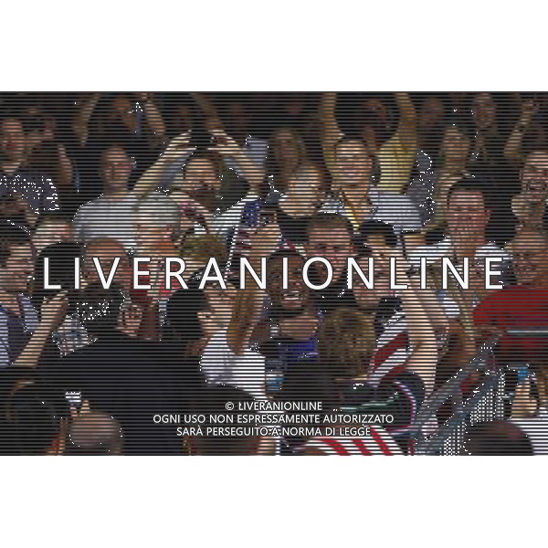 (120810) -- LONDON, Aug. 10, 2012 () -- People pose for cameras with wrestler Jordan Ernest Burroughs of USA while watching the men\'s wrestling freestyle 74kg semifinal competition at London 2012 Olympic Games in London, Britain, on August 10, 2012. (/Jin Liwang) ©photoshot/Agenzia Aldo Liverani Sas - ITALY ONLY - GIOCHI OLIMPICI, OLIMPIADI LONDRA 2012