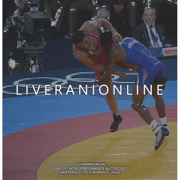 (120810) -- LONDON, Aug. 10, 2012 () -- Jordan Ernest Burroughs of USA (in blue) competes with Sadegh Saeed Goudarzi of Iran during men\'s wrestling freestyle 74kg gold medal contest, at London 2012 Olympic Games in London, Britain, on August 10, 2012. Jordan Ernest Burroughs of USA won gold medal. (/Guo Yong) (nxl) ©photoshot/Agenzia Aldo Liverani Sas - ITALY ONLY - GIOCHI OLIMPICI, OLIMPIADI LONDRA 2012