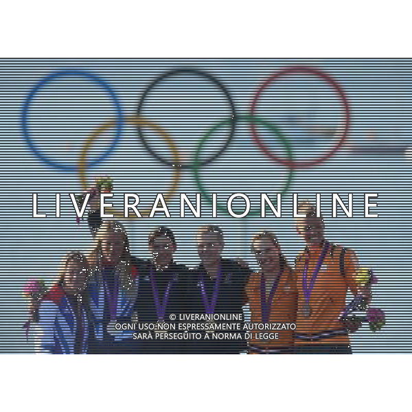 (120810) -- WEYMOUTH, Aug. 10, 2012 () -- Gold medalists Jo Aleh/Olivia Powrie of New Zealand, silver medalists Hannah Mills/Saskia Clark of Britain and bronze medalists Lisa Westerhof/Lobke Berkhout of Netherlands pose at awarding ceremony of 470 women competition of sailing event, at London 2012 Olympic Games in Weymouth and Portland, Britain, August 10, 2012. (/Zeng Yi) (zgp) ©photoshot/Agenzia Aldo Liverani Sas - ITALY ONLY - GIOCHI OLIMPICI, OLIMPIADI LONDRA 2012