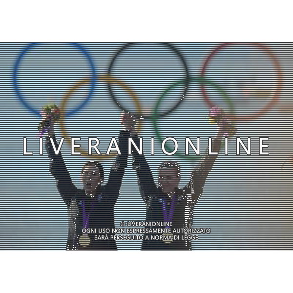 (120810) -- WEYMOUTH, Aug. 10, 2012 () -- Jo Aleh (L)/Olivia Powrie of New Zealand pose at awarding ceremony of 470 women competition of sailing event, at London 2012 Olympic Games in Weymouth and Portland, Britain, August 10, 2012. Jo Aleh/Olivia Powrie of New Zealand won gold medal. (/Zeng Yi) (zgp) ©photoshot/Agenzia Aldo Liverani Sas - ITALY ONLY - GIOCHI OLIMPICI, OLIMPIADI LONDRA 2012