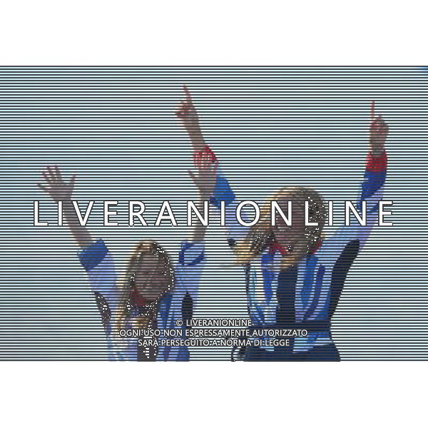 (120810) -- WEYMOUTH, Aug. 10, 2012 () -- Silver medalists Hannah Mills/Saskia Clark of Britain pose at awarding ceremony of 470 women competition of sailing event, at London 2012 Olympic Games in Weymouth and Portland, Britain, August 10, 2012. (/Zeng Yi) (zgp) ©photoshot/Agenzia Aldo Liverani Sas - ITALY ONLY - GIOCHI OLIMPICI, OLIMPIADI LONDRA 2012