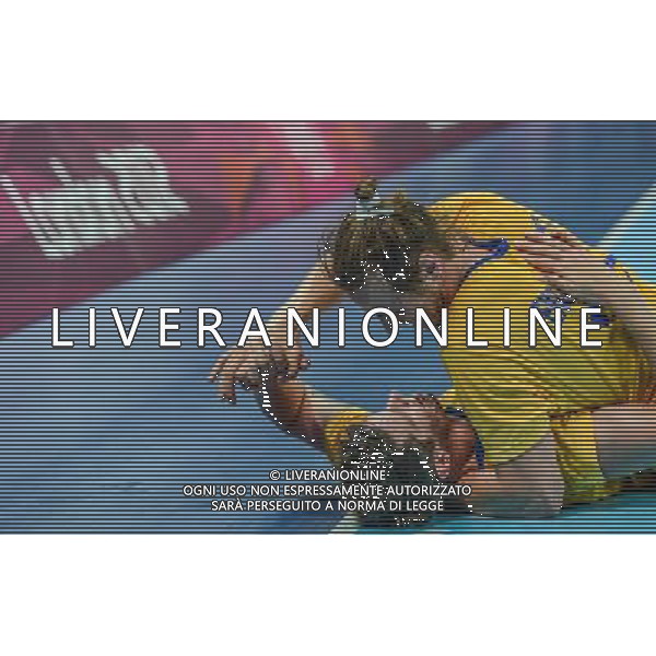 (120810) -- LONDON, Aug. 10, 2012 () -- Kim Ekdahl du Rietz (top) of Sweden celebrates with teammate after winning the men\'s handball semifinal match between Hungary and Sweden at London 2012 Olympic Games, London, Britain, Aug. 10, 2012. Sweden won the match 27-26 and advanced to the final. (/Yang Lei) ©photoshot/Agenzia Aldo Liverani Sas - ITALY ONLY - GIOCHI OLIMPICI, OLIMPIADI LONDRA 2012