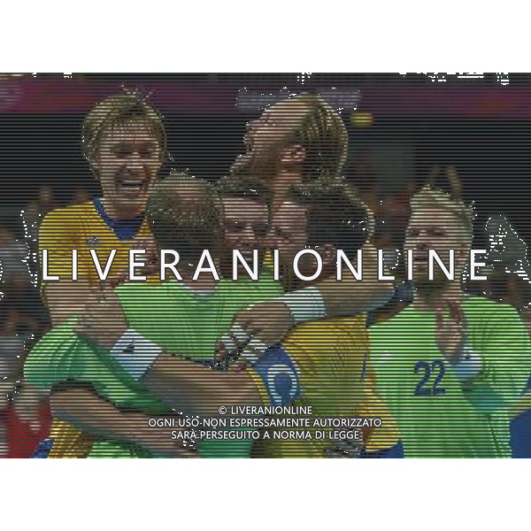 (120810) -- LONDON, Aug. 10, 2012 () -- Players of Sweden celebrate after winning the men\'s handball semifinal match between Hungary and Sweden at London 2012 Olympic Games, London, Britain, Aug. 10, 2012. Sweden won the match 27-26 and advanced to the final. (/Yang Lei) ©photoshot/Agenzia Aldo Liverani Sas - ITALY ONLY - GIOCHI OLIMPICI, OLIMPIADI LONDRA 2012