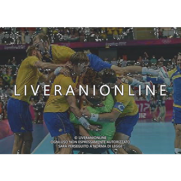 (120810) -- LONDON, Aug. 10, 2012 () -- Players of Sweden celebrate after winning the men\'s handball semifinal match between Hungary and Sweden at London 2012 Olympic Games, London, Britain, Aug. 10, 2012. Sweden won the match 27-26 and advanced to the final. (/Yang Lei) ©photoshot/Agenzia Aldo Liverani Sas - ITALY ONLY - GIOCHI OLIMPICI, OLIMPIADI LONDRA 2012