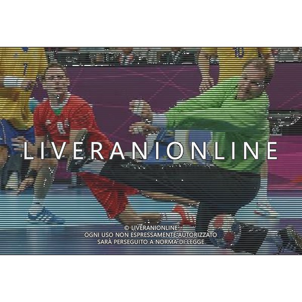(120810) -- LONDON, Aug. 10, 2012 () -- Mattias Andersson (R) of Sweden blocks the ball during the men\'s handball semifinal match between Hungary and Sweden at London 2012 Olympic Games, London, Britain, Aug. 10, 2012. Sweden won the match 27-26 and advanced to the final. (/Yang Lei) ©photoshot/Agenzia Aldo Liverani Sas - ITALY ONLY - GIOCHI OLIMPICI, OLIMPIADI LONDRA 2012