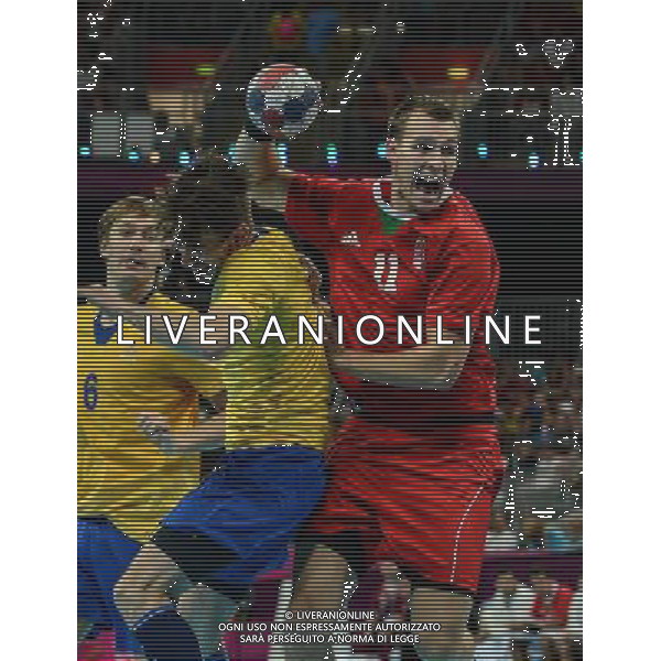 (120810) -- LONDON, Aug. 10, 2012 () -- Barna Putics of Hungary (R) attacks during the men\'s handball semifinal match between Hungary and Sweden at London 2012 Olympic Games, London, Britain, Aug. 10, 2012. Sweden won the match 27-26 and advanced to the final. (/Yang Lei) ©photoshot/Agenzia Aldo Liverani Sas - ITALY ONLY - GIOCHI OLIMPICI, OLIMPIADI LONDRA 2012