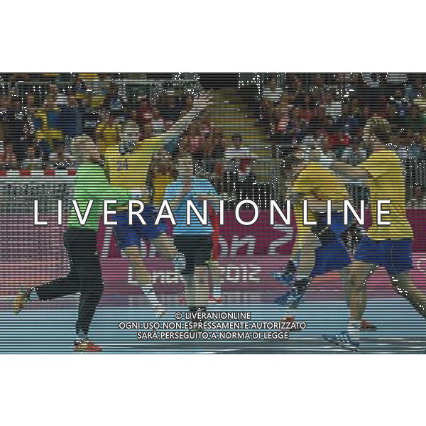 (120810) -- LONDON, Aug. 10, 2012 () -- Players of Sweden celebrate after winning the men\'s handball semifinal match between Hungary and Sweden at London 2012 Olympic Games, London, Britain, Aug. 10, 2012. Sweden won the match 27-26 and advanced to the final. (/Yang Lei) ©photoshot/Agenzia Aldo Liverani Sas - ITALY ONLY - GIOCHI OLIMPICI, OLIMPIADI LONDRA 2012