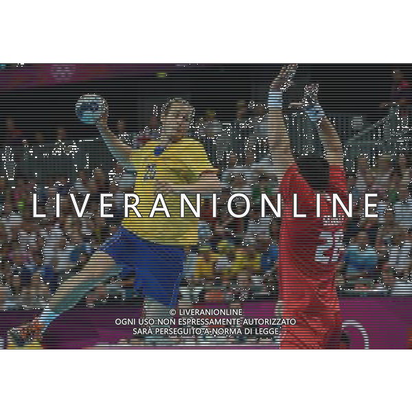 (120810) -- LONDON, Aug. 10, 2012 () -- Kim Ekdahl du Rietz of Sweden attacks during the men\'s handball semifinal match between Hungary and Sweden at London 2012 Olympic Games, London, Britain, Aug. 10, 2012. Sweden won the match 27-26 and advanced to the final. (/Yang Lei) ©photoshot/Agenzia Aldo Liverani Sas - ITALY ONLY - GIOCHI OLIMPICI, OLIMPIADI LONDRA 2012