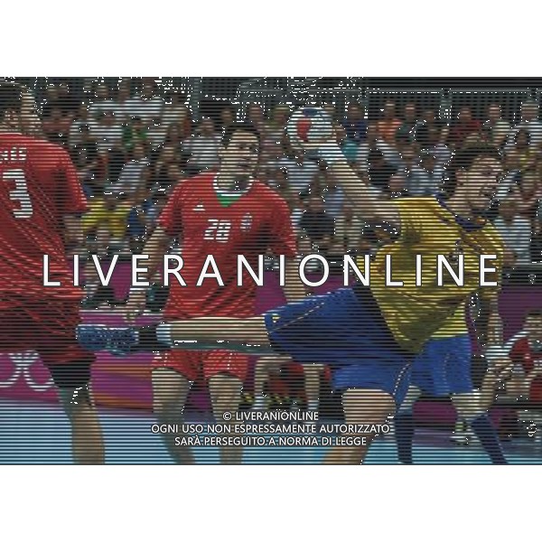 (120810) -- LONDON, Aug. 10, 2012 () -- Andreas Nilsson of Sweden (R) attacks during the men\'s handball semifinal match between Hungary and Sweden at London 2012 Olympic Games, London, Britain, Aug. 10, 2012. Sweden won the match 27-26 and advanced to the final. (/Yang Lei) ©photoshot/Agenzia Aldo Liverani Sas - ITALY ONLY - GIOCHI OLIMPICI, OLIMPIADI LONDRA 2012
