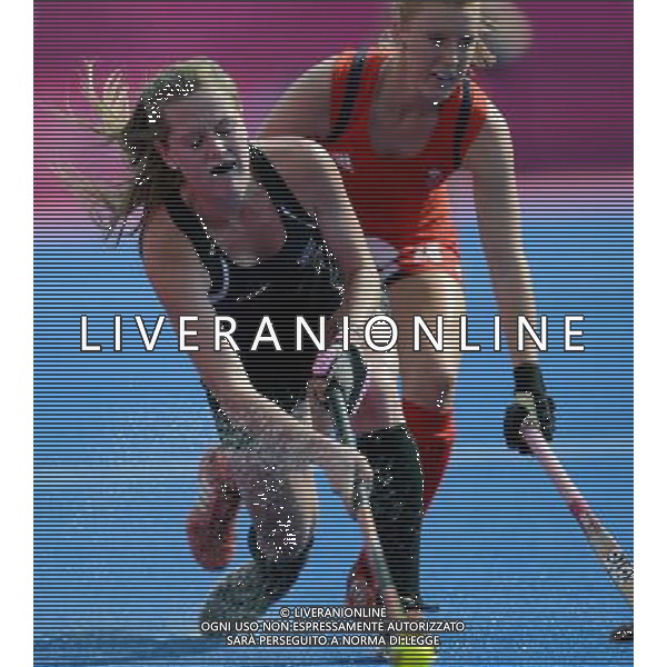(120810) -- LONDON, Aug. 10, 2012 () -- Samantha Charlton of New Zealand (L) vies for the ball during the women\'s hockey bronze medal match between New Zealand and Britain at London 2012 Olympic Games, London, Britain, Aug. 10, 2012. Britain won the match 3-1 and claimed the bronze medal of the event. (/Wang Yuguo) ©photoshot/Agenzia Aldo Liverani Sas - ITALY ONLY - GIOCHI OLIMPICI, OLIMPIADI LONDRA 2012