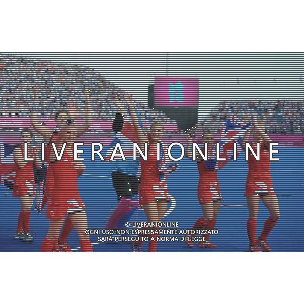 (120810) -- LONDON, Aug. 10, 2012 () -- Players of Britain celebrate after winning the women\'s hockey bronze medal match between New Zealand and Britain at London 2012 Olympic Games, London, Britain, Aug. 10, 2012. Britain won the match 3-1 and claimed the bronze medal of the event. (/Wang Yuguo) ©photoshot/Agenzia Aldo Liverani Sas - ITALY ONLY - GIOCHI OLIMPICI, OLIMPIADI LONDRA 2012